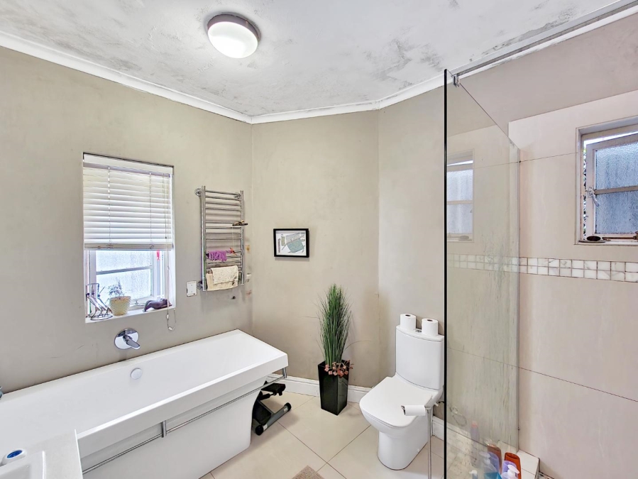 2 Bedroom Property for Sale in Sea Point Western Cape